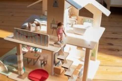 Spielhaus Für Puppen Aus Holz Doll´s House With Furnitures Eichhorn Stöckig, Mit 4 Zimmern 3 Figuren Und Möbel Höhe 44 Cm -Eichhorn eh2505 e eichhorn domcek
