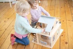 Spielhaus Für Puppen Aus Holz Doll´s House With Furnitures Eichhorn Stöckig, Mit 4 Zimmern 3 Figuren Und Möbel Höhe 44 Cm -Eichhorn eh2505 s eichhorn domcek