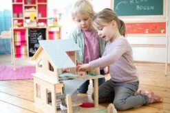 Spielhaus Für Puppen Aus Holz Doll´s House With Furnitures Eichhorn Stöckig, Mit 4 Zimmern 3 Figuren Und Möbel Höhe 44 Cm -Eichhorn eh2505 t eichhorn domcek