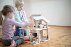Spielhaus Für Puppen Aus Holz Doll´s House With Furnitures Eichhorn Stöckig, Mit 4 Zimmern 3 Figuren Und Möbel Höhe 44 Cm -Eichhorn eh2505 u eichhorn domcek